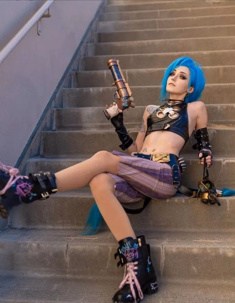 kawaiiqueen-emi-s-arcane-jinx-cosplay-storms-through-2026-image-0